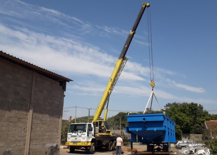 Guindaste realizando içamento